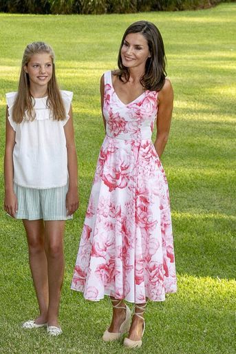 La reine Letizia d'Espagne dans une robe Adolfo Dominguez sur l'île de Majorque, le 4 août 2019