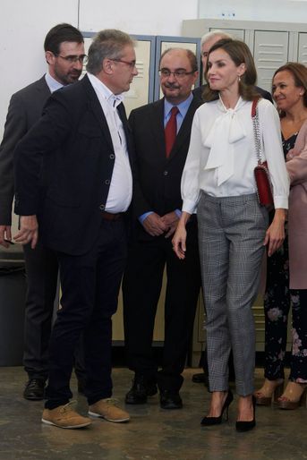 La reine Letizia d'Espagne en pantalon prince de Galles à Teruel, le 27 septembre 2017