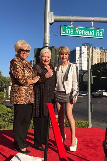 Line Renaud inaugure une rue à son nom à Las Vegas aux côtés de Annee Nounna, sa «soeur» (à gauche) et la chanteuse Pia Zadora. 