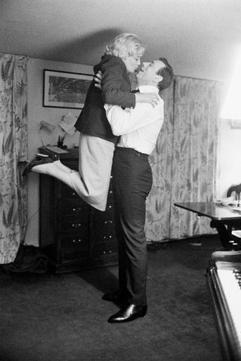 Paris, le 7 juillet 1960 : L'actrice Simone Signoret rentre d'un tournage à Rome. Son époux, Yves Montand, la prend dans ses bras.