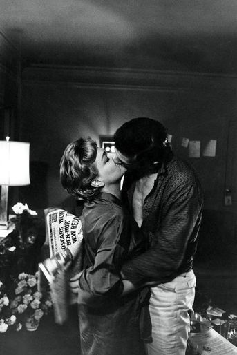 Yves Montand et son épouse, Simone Signoret, titulaire de l'Oscar de la meilleure actrice pour le film "Les chemins de la ville haute". Ils s'embra...