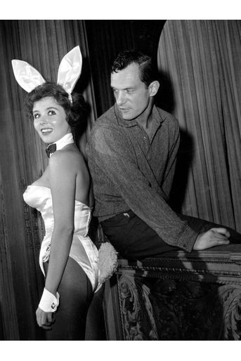 20 juin 1961, Hugh Hefner et sa "Bunny" Bonnie J. Halpin, dans le club de Chicago appartenant au fondateur de "Playboy". 