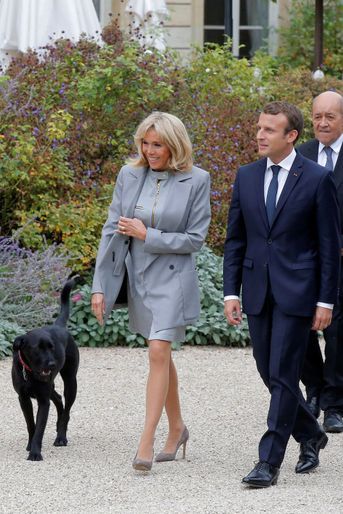 Emmanuel et Brigitte Macron et leur chien Nemo. 