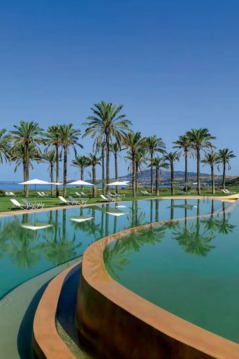 Au Verdura Resort, la piscine à débordement avec vue sur la mer.