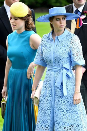 La princesse Beatrice d&#039;York, portant son bracelet &quot;Juste un clou&quot; de Cartier, avec la princesse Eugenie, le 18 juin 2019