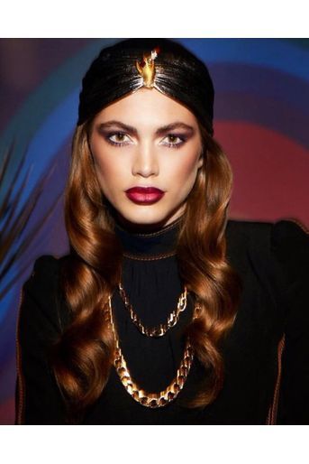 Valentina Sampaio pour une campagne de la ligne "Marc Jacobs Beauty" en 2017.