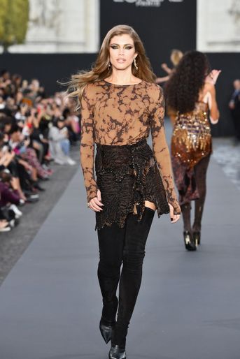 Valentina Sampaio défile pour l'Oréal à la Fashion Week de Paris en 2017. 