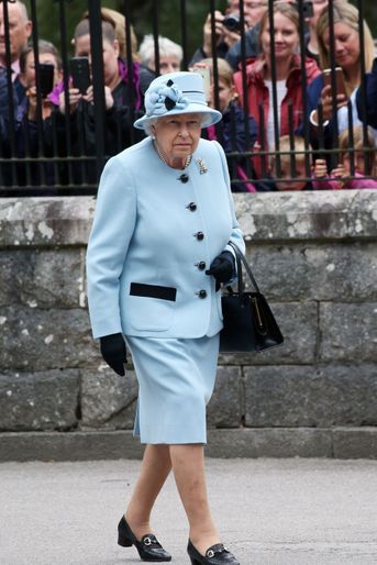 La reine Elizabeth II en bleu ciel et noir à Balmoral, le 6 août 2019