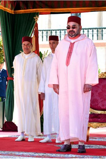 0 JUILLET 2019, le roi inaugure une réception donnée en son honneur au palais Marshan à Tanger. A sa droite, son fils Moulay El Hassan et le prince Moulay Rachid.
