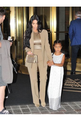 Kim Kardashian avec sa fille North à la sortie de leur hôtel à Washington le 25 juillet 2019