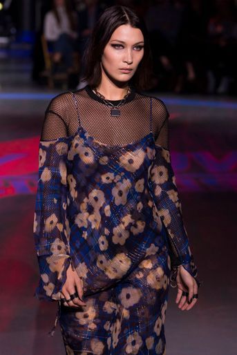 Bella Hadid au défilé Tommy Hilfiger à la Fashion Week de Londres, le 19 septembre 2017.
