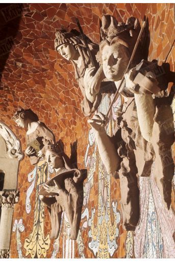 « Touchez ces colonnes et ces statues. Elles sont une zone érotogène tactile qui se hérisse comme un oursin. », Salvador Dali dans Paris Match n°1055, 26 juillet 1969