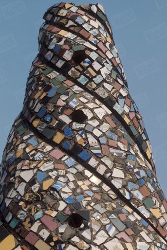 « Rencontre surréaliste du temple de l'Humanité et d'une cheminée de Gaudi comme la rencontre célèbre d'un parapluie sur une table de dissection. », Salvador Dali dans Paris Match n°1055, 26 juillet 1969