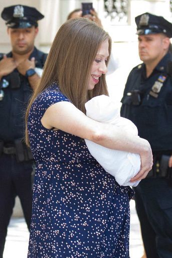 Chelsea Clinton et son fils Jasper à New York, le 25 juillet 2019.