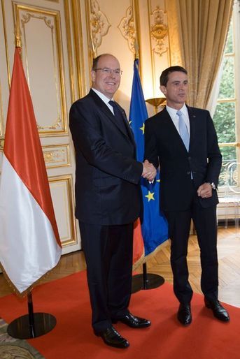 Le prince Albert II de Monaco à l'hôtel de Matignon à Paris avec Manuel Valls, le 19 septembre 2015