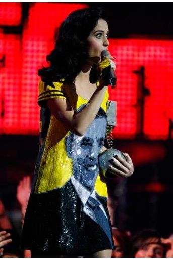 Jeudi 25 octobre, lors d&#039;un meeting à Las Vegas, la chanteuse Katy Perry a donné un petit concert gratuit, arborant une robe ultra-moulante blanche et noire, avec un motif en forme de bulletin de vote en faveur de Barack Obama. Devant quelque 13 000 personnes rassemblée à Doolittle Park, la star a appelé les jeunes à aller voter. Le 7 octobre, elle avait en outre participé au concert &quot;30 Days to Victory (&quot;30 jours avant la victoire&quot;) à Los Angeles aux côtés de Jennifer Hudson, Bon Jovi, ou encore Stevie Wonder. En 2008, la star avait déjà donné de la voix pour le Démocrate (photo).