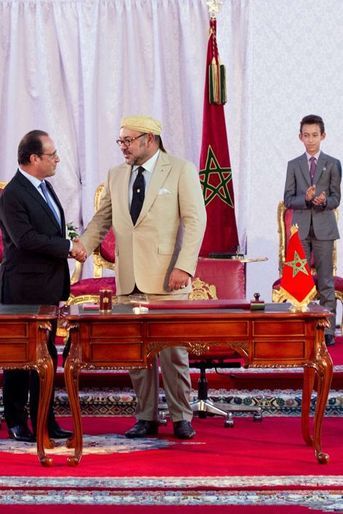 Le prince Moulay El Hassan avec le roi Mohammed VI du Maroc et le président François Hollande à Tanger, le 20 septembre 2015
