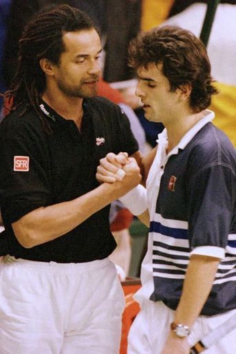 Yannick Noah réconforte Cédric Pioline lors de la finale face à la Suède en 1996