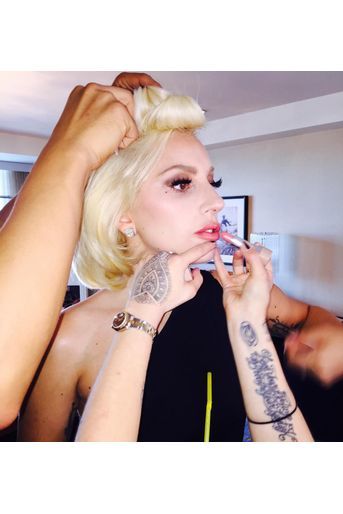 La chanteuse Lady Gaga se prépare pour le tapis rouge avec les maquilleuses de la marque Marc Jacobs.