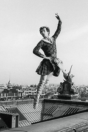  1979 – Rudolf Noureev a découvert pour la première fois la scène de l&#039;opéra de Paris en mai 1961: il se produisait alors avec le ballet du Kirov de Leningrad, dont il était déjà l&#039;Étoile incontestée. Un mois plus tard, Noureev décidait de ne pas repartir en URSS est restait à Paris. Pour fêter ses 18 ans de passion avec l&#039;opéra, il a répété Manfred sur le toit de l&#039;opéra. C&#039;est sa dernière photo en dansant. Huit jours après, il se faisait une double fracture du pied. 