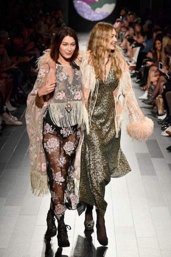 Gigi Hadid et Bella Hadid au défilé Anna Sui à la Fashion Week de New York, le 11 septembre 2017.