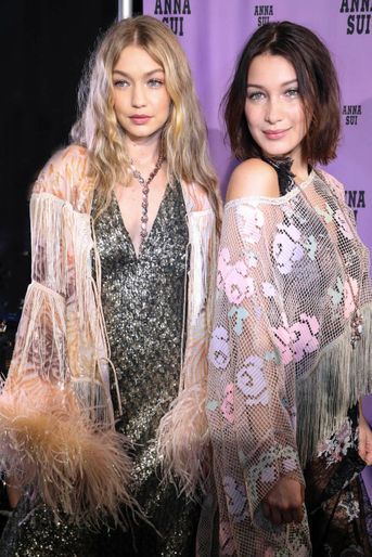 Gigi et Bella Hadid au défilé Anna Sui à la Fashion Week de New York, le 11 septembre 2017.