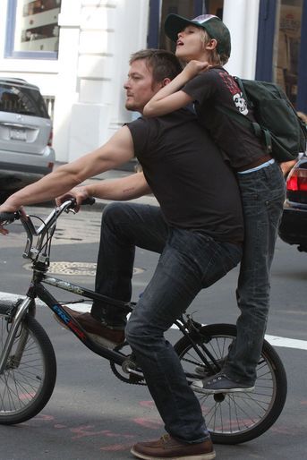 Mingus Reedus avec son père Norman Reedus dans les rues de New York en 2010.