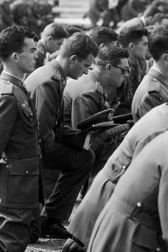 «Missel et casquette à la main, Juan Carlos assiste, avec ses camarades, à la messe du dimanche dans la ‘cour d’armes’» - Paris Match n°531, 13 juin 1959
