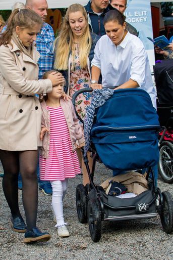 La princesse Victoria de Suède et ses enfants la princesse Estelle et le prince Oscar à Solna, le 10 septembre 2017