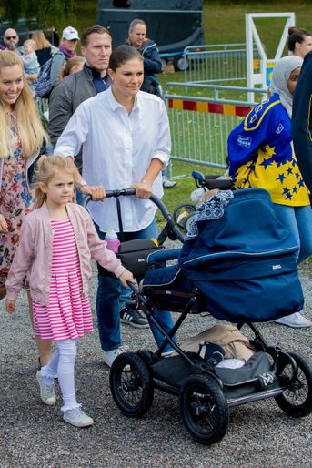 La princesse Victoria de Suède avec la princesse Estelle et le prince Oscar à Solna, le 10 septembre 2017