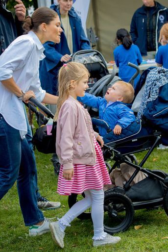 La princesse Victoria de Suède avec la princesse Estelle et le prince Oscar à Solna, le 10 septembre 2017