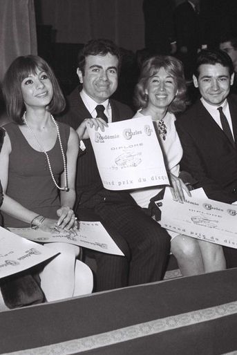 Guy Béart parmi les lauréats du Grand prix du disque en 1966