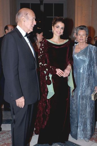 La reine Rania de Jordanie avec Valéry et Anne-Aymone Giscard d&#039;Estaing au château de Versailles, le 2 décembre 2002