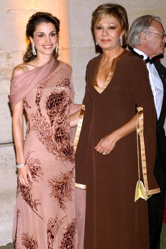 La reine Rania de Jordanie avec l&#039;ancienne impératrice d&#039;Iran Farah Dibah au château de Versailles, le 3 septembre 2002