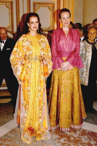 Les princesses Lalla Salma du Maroc et Mathilde de Belgique au château de Versailles, le 8 décembre 2003