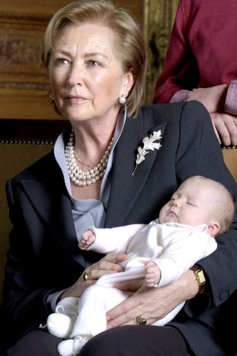 La reine des Belges Paola avec sa petite-fille la princesse Elisabeth, le 8 février 2002