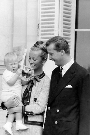 La princesse Paola de Belgique avec le prince Albert et leur fils le prince Philippe, le 15 avril 1961