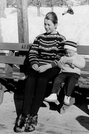 La princesse Paola de Belgique avec son fils le prince Philippe, le 25 février 1962
