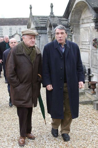 <br />
Pierre Bergé au cimetière de Jarnac en compagnie de Gilbert Mitterrand, le 08 janvier 2004, après avoir rendu hommage à François Mitterrand, à l'occasion du huitième anniversaire de sa mort. <br />
  