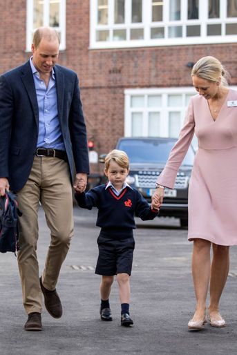 Le prince George de Cambridge à Londres avec le prince William et la directrice de son école, le 7 septembre 2017