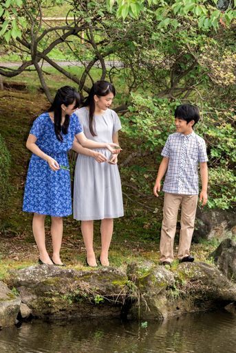 Le prince Hisahito du Japon et ses soeurs les princesses Kako et Mako à Tokyo, le 14 août 2017
