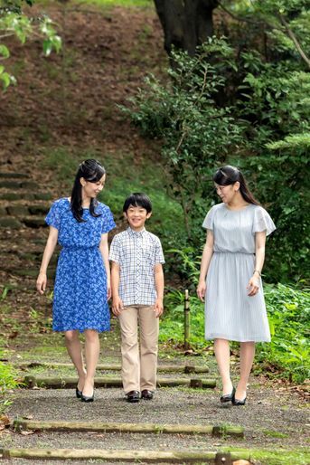 Le prince Hisahito du Japon avec ses deux soeurs les princesses Kako et Mako à Tokyo, le 14 août 2017