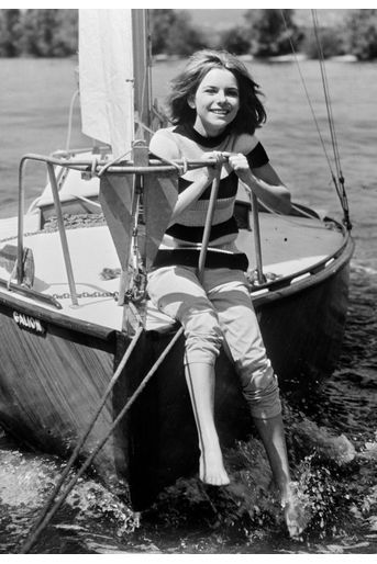 La chanteuse France Gall, 16 ans, profite du soleil sur les flots.