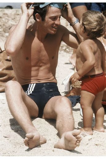 Côte d&#039;Azur, 1964 : Jean-Paul Belmondo joue avec son fils Paul sur la plage.