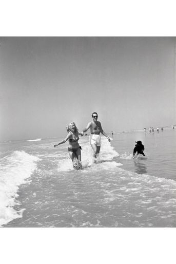 Le Touquet, 1950 : l&#039;actrice Martine Carol et son mari Steve Crane prennent un premier bain de mer.