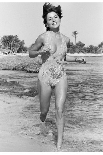 Tunisie, Djerba, 1978 : l&#039;actrice Nicole Calfan profite de la plage de sable fin.
