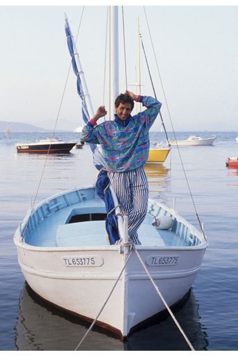Saint-Tropez, 1988 : l&#039;acteur Richard Anconina sur un bateau amarré.
