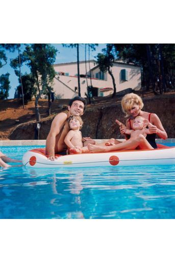 Saint-Tropez, 1964 : le chanteur Richard Anthony en famille, dans sa propriété.