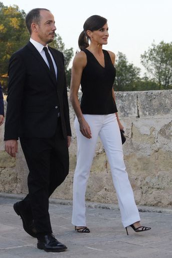 La reine Letizia d'Espagne, dans un look black & white, au château de Bellver sur l'île de Majorque aux Baléares le 2 juillet 2019