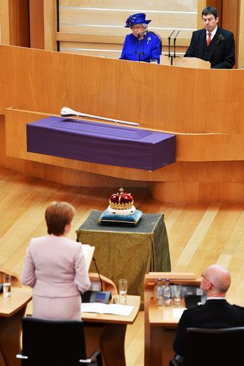 La reine Elizabeth II avec Ken Macintosh, président du Parlement écossais, à Edimbourg le 29 juin 2019